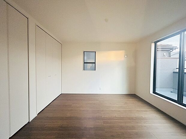 スマートなデザインと賢い収納が生活を快適にします。広々とした雰囲気を演出する工夫が施され、生活空間の魅力を引き出します。