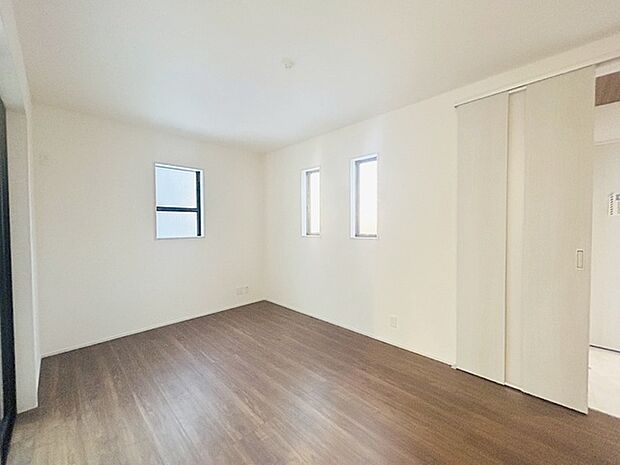 実際に室内をご見学頂くと生活のイメージが広がると思います。家具を置いたイメージや窓からの景色など。周辺で販売に出している物件も一緒にまとめてご見学頂き、比較する事もできます。