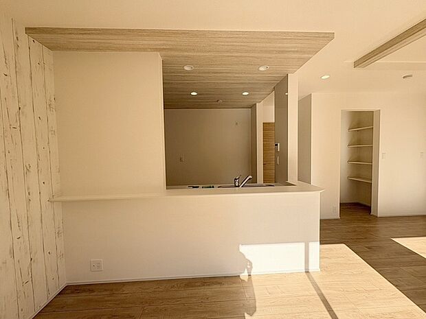 カウンターキッチンならではの開放的な見通し、全体が見渡せることでご家族の団欒スペースもより明るく笑顔が溢れる空間となります。 