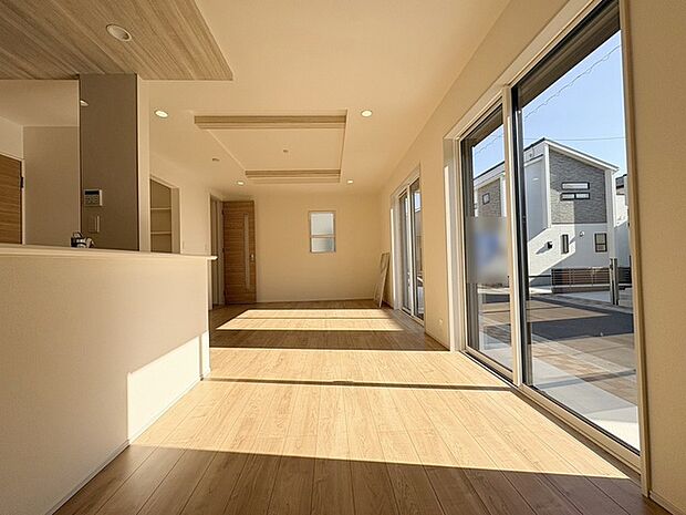 家族が食事するダイニングスペースをキッチンから見渡せる設計に。お料理をしながら家族とのコミュニケーションが増えそうな予感。 