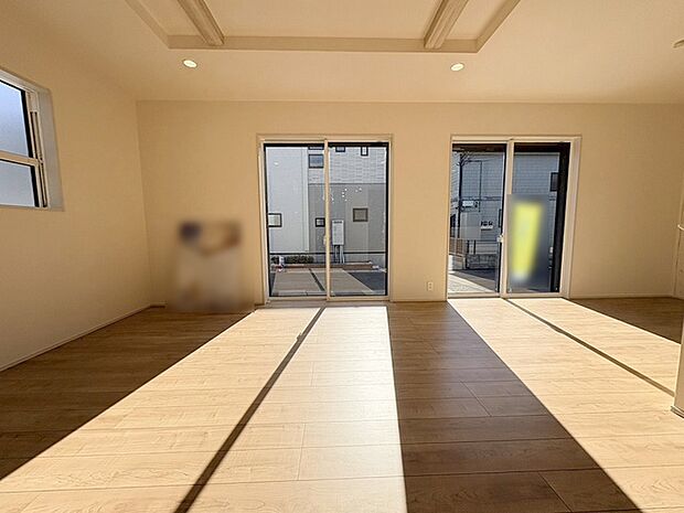 家族の集まるリビングは気持ちの良い自然光が差し込む団欒空間。室内のご見学予約も随時、受付中ですのでお気軽にお問合せください。 