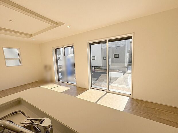 家族が一番集まる場所だから広々としつつも素敵な空間であって欲しい。みんながくつろぐリビングからキッチンまでが一つの空間のように繋がる間取り。 