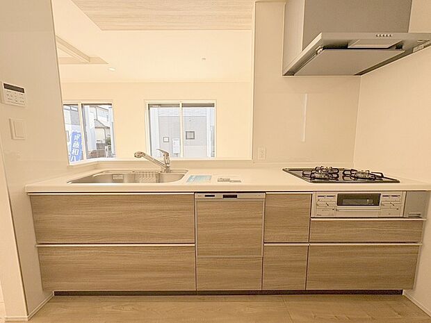 お料理をしながらリビングの家族やゲストとの会話が楽しめるカウンタータイプのキッチン。毎日のお料理を楽しく快適に。 