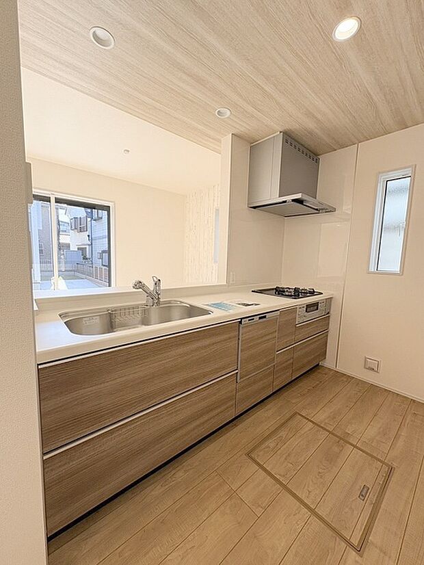 カウンターキッチンならではの開放的な見通し、全体が見渡せることでご家族の団欒スペースもより明るく笑顔が溢れる空間となります。 