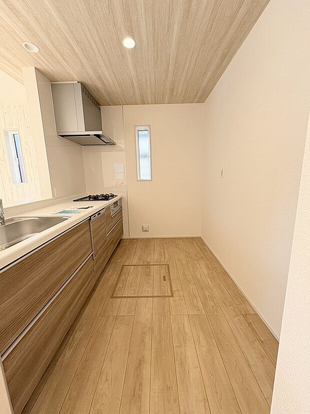 キッチンコンロスペースの近くには、空気の入れ替えが可能な開口部を設置！！ お料理をする際には、換気扇を回しながら匂いが籠らない様に開放してお料理もお楽しみ頂けます。 