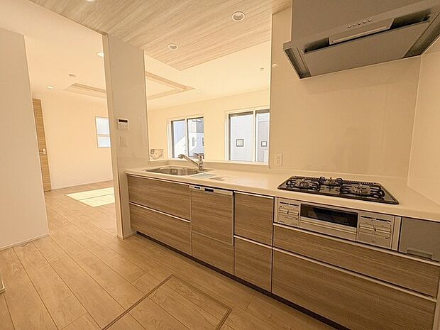 お料理をしながらリビングの家族やゲストとの会話が楽しめるカウンタータイプのキッチン。毎日のお料理を楽しく快適に。 