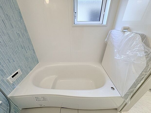 浴室乾燥機の他にも開口部のある浴室スペース。 お風呂上がりの湿気も、窓を開けておくことで改善可能。 お湯につかりながら、ちょっとした露天気分？ 