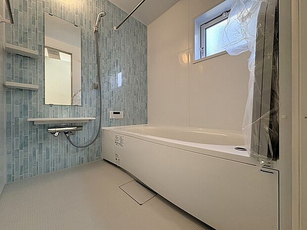 一日の疲れを癒してくれるゆったりとしたバスルームです。 