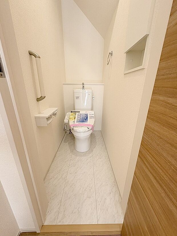 トイレにはウォシュレット機能を標準装備。 