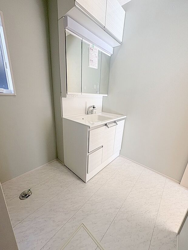 三面鏡に洗面台。 コンセントに照明機能、多機能性を備えた設備です。  