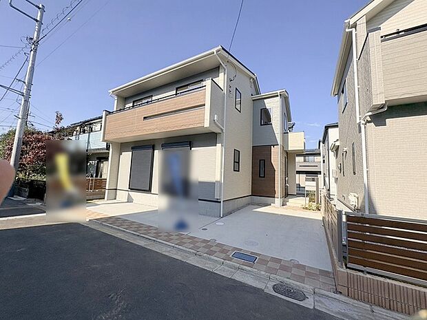 周辺の街並みの中で適度な主張、生活に溶け込むシンプルなデザインの外観が魅力の一戸建です。 