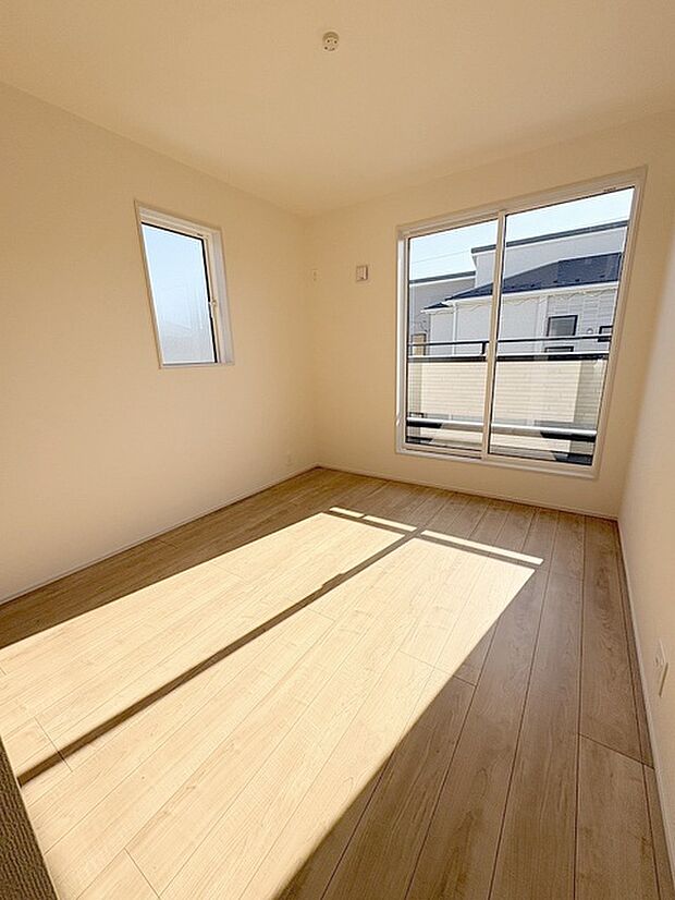 スタイリッシュなデザインと快適な居住性を兼ね備えた洋室。広々とした空間は、自分らしいインテリアを楽しむことができるほか、リラックスした時間を過ごすことができそうです。 