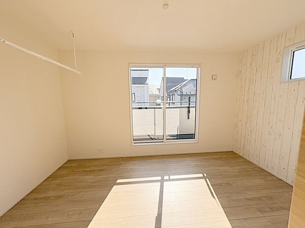 実際に室内をご見学頂くと生活のイメージが広がると思います。家具を置いたイメージや窓からの景色など。周辺で販売に出している物件も一緒にまとめてご見学頂き、比較する事もできます。