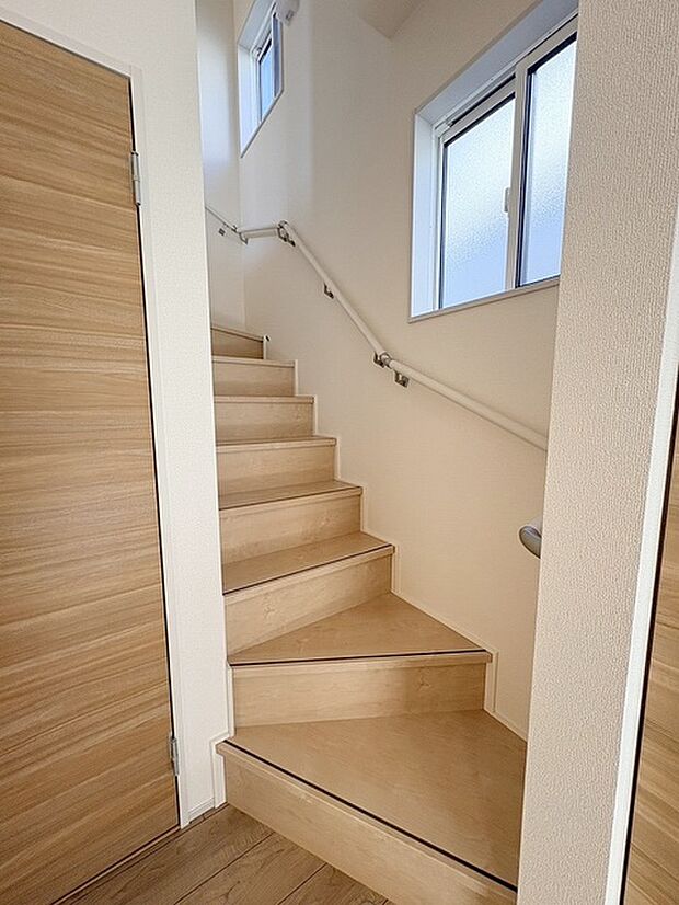 実際に室内をご見学頂くと生活のイメージが広がると思います。家具を置いたイメージや窓からの景色など。周辺で販売に出している物件も一緒にまとめてご見学頂き、比較する事もできます。