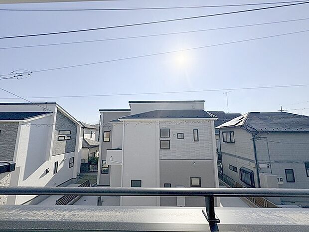 窓からの眺望です。実際に現地で眺望もご確認ください。 