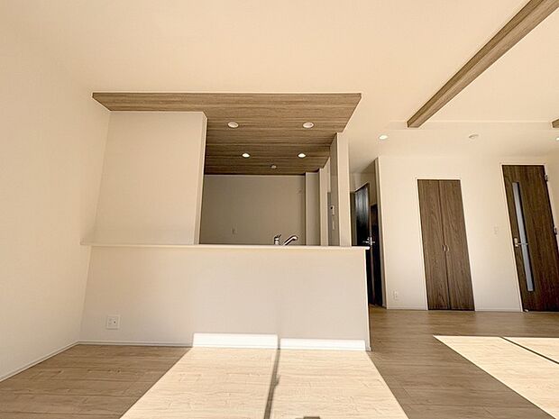 カウンターキッチンならではの開放的な見通し、全体が見渡せることでご家族の団欒スペースもより明るく笑顔が溢れる空間となります。