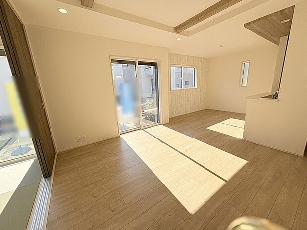 家族の集まるリビングは気持ちの良い自然光が差し込む団欒空間。室内のご見学予約も随時、受付中ですのでお気軽にお問合せください。