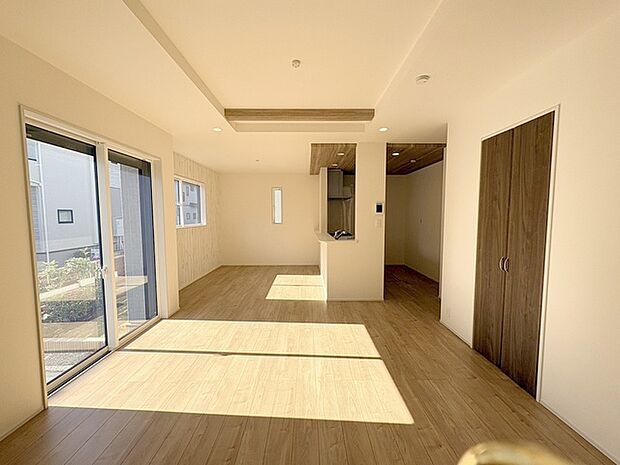 家族が食事するダイニングスペースをキッチンから見渡せる設計に。お料理をしながら家族とのコミュニケーションが増えそうな予感。