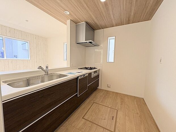 キッチンコンロスペースの近くには、空気の入れ替えが可能な開口部を設置!! お料理をする際には、換気扇を回しながら匂いが籠らない様に開放してお料理もお楽しみ頂けます。