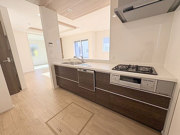 お料理をしながらリビングの家族やゲストとの会話が楽しめるカウンタータイプのキッチン。毎日のお料理を楽しく快適に。