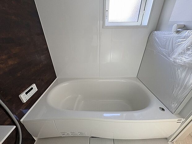 一日の疲れを癒してくれるゆったりとしたバスルームです。