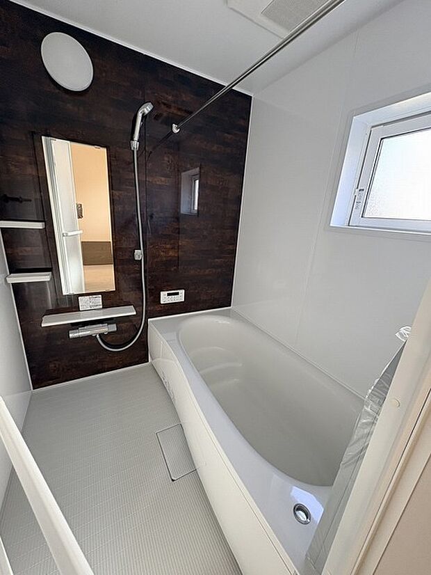 一日の疲れを癒してくれるゆったりとしたバスルームです。