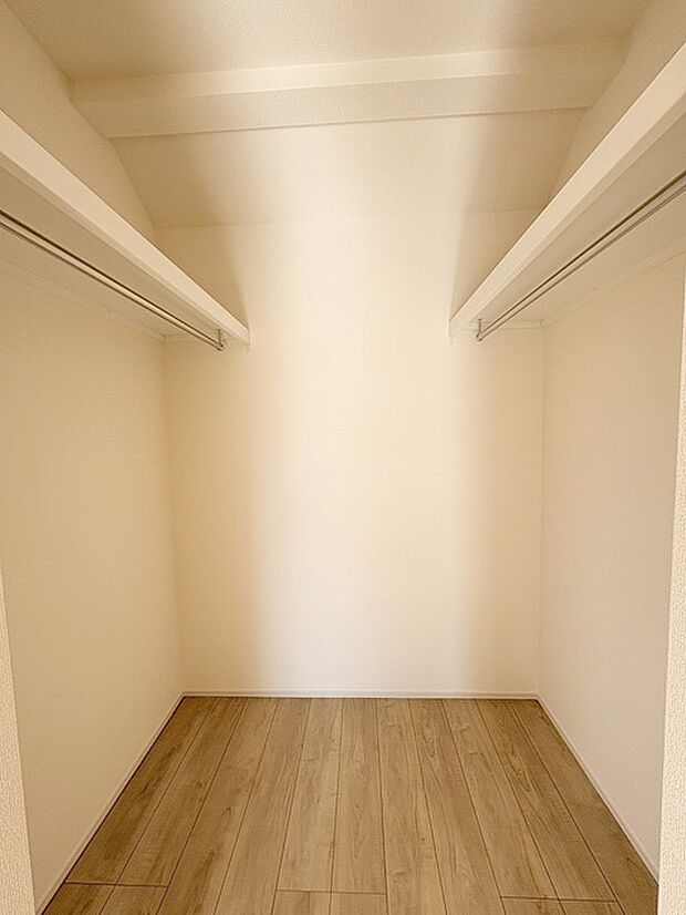 収納スペースがたっぷりと確保されたこの物件では、生活をより快適に送ることができます。