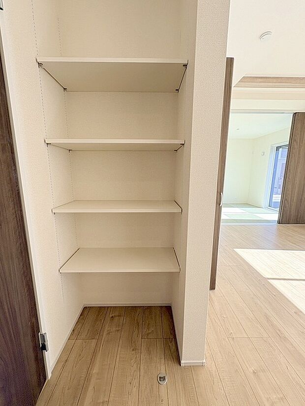 各所に効率的に配置された収納スペースがあり、日常のモノをすっきりと収納できます。