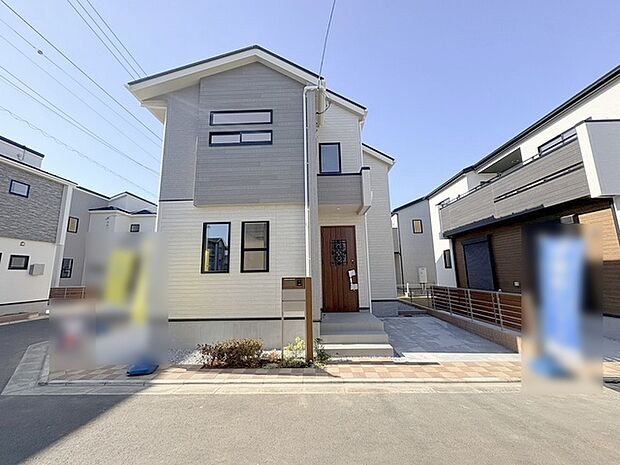 周辺の街並みの中で適度な主張、生活に溶け込むシンプルなデザインの外観が魅力の一戸建です。