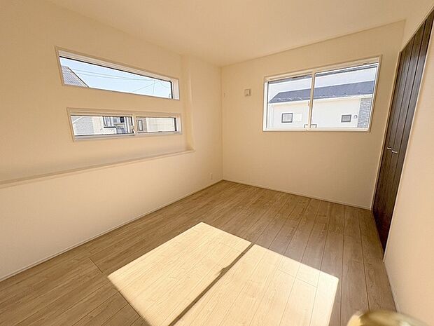 スタイリッシュなデザインと快適な居住性を兼ね備えた洋室。広々とした空間は、自分らしいインテリアを楽しむことができるほか、リラックスした時間を過ごすことができそうです。