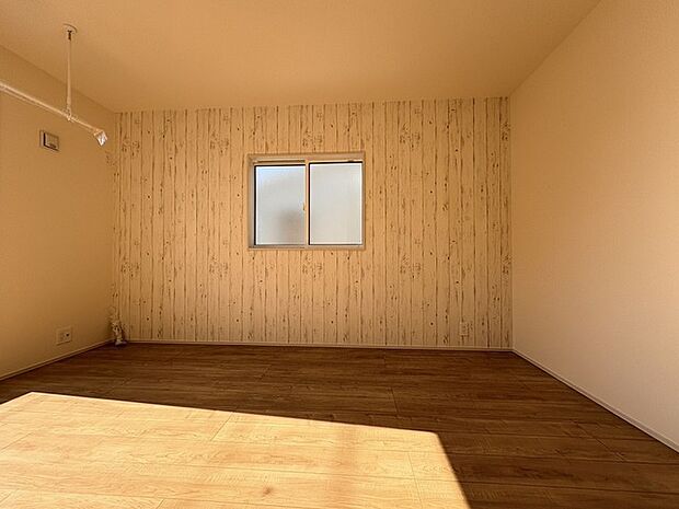 スタイリッシュなデザインと快適な居住性を兼ね備えた洋室。広々とした空間は、自分らしいインテリアを楽しむことができるほか、リラックスした時間を過ごすことができそうです。