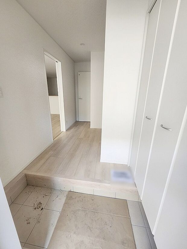 玄関は家の第一印象を左右する重要な場所。ほどよい広さとスタイリッシュな色遣いが印象的です。