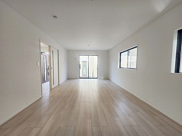 ゆとりのあるサイズのリビングダイニング。 お食事スペースと、お寛ぎ空間を分けてご利用可能。 少し大きめのソファーを置いて、 一家団欒なお時間をご共有ください。