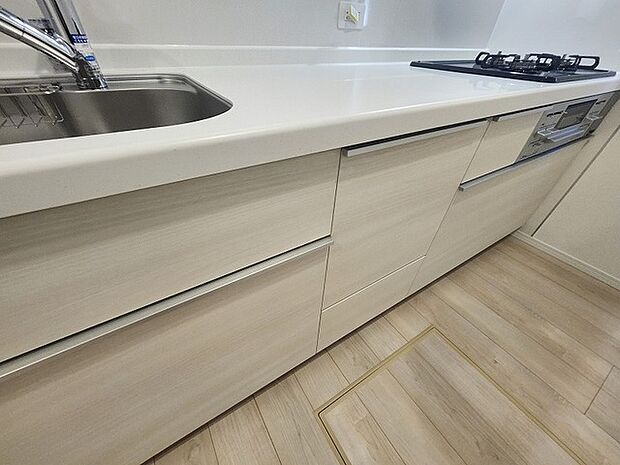 カウンターキッチンならではの開放的な見通し、全体が見渡せることでご家族の団欒スペースもより明るく笑顔が溢れる空間となります。