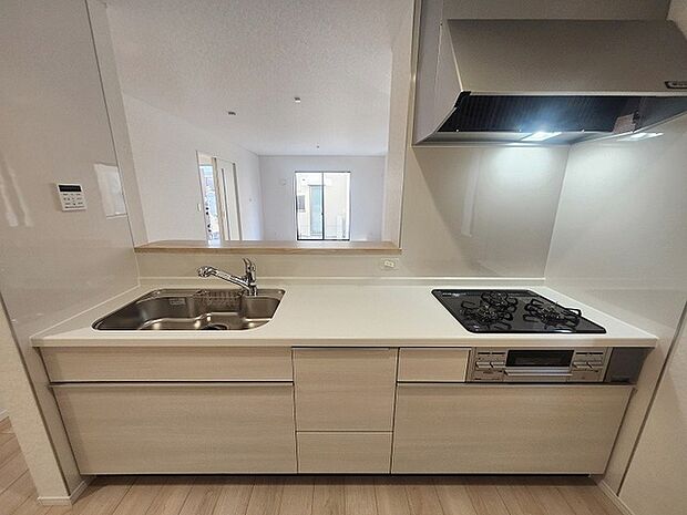 お料理をしながらリビングの家族やゲストとの会話が楽しめるカウンタータイプのキッチン。毎日のお料理を楽しく快適に。 