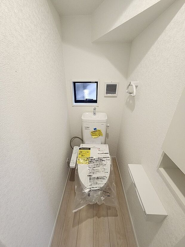 階段下を有効活用したトイレスペース。 便座はもちろんウォシュレット。  