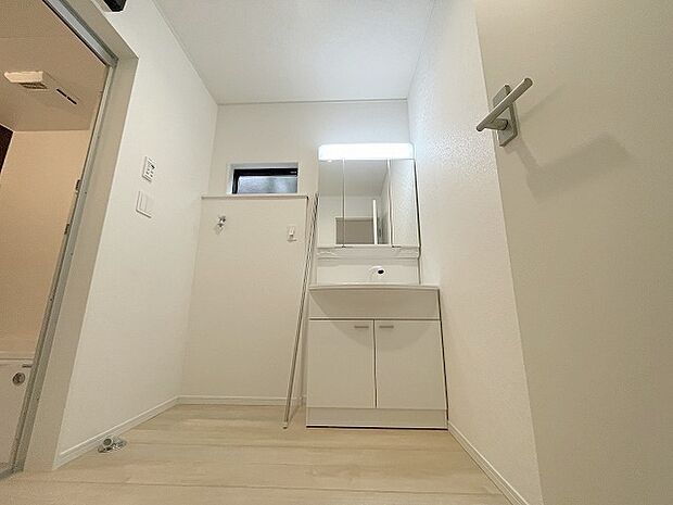 使いやすいタイプの洗面化粧台のあるランドリースペース 