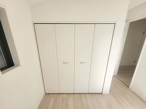 豊富な収納スペースもこの物件の特長の一つ。各所に収納が完備されており、生活をスッキリと整えることができます。 