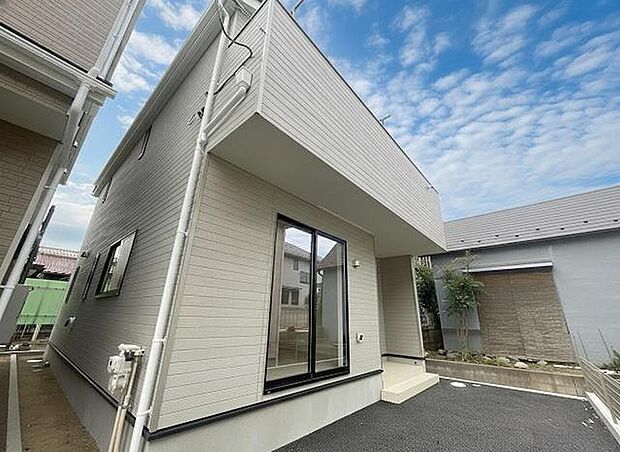 周辺の街並みの中で適度な主張、生活に溶け込むシンプルなデザインの外観が魅力の一戸建です。 