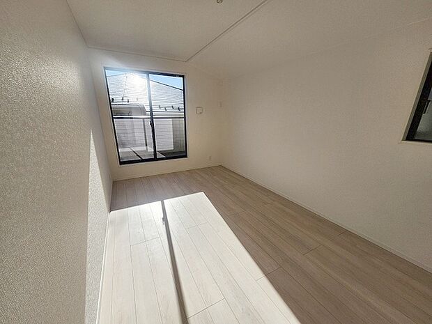 洋室はモダンなデザインと機能性を備え、快適な生活空間に。明るい窓から差し込む自然光が広々とした空間をさらに明るく開放的に感じさせます。