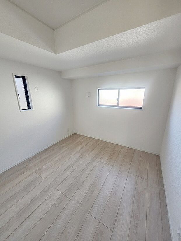 スマートなデザインと賢い収納が生活を快適にします。広々とした雰囲気を演出する工夫が施され、生活空間の魅力を引き出します。