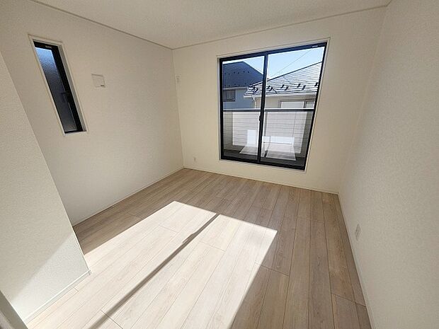 スタイリッシュなデザインと快適な居住性を兼ね備えた洋室。広々とした空間は、自分らしいインテリアを楽しむことができるほか、リラックスした時間を過ごすことができそうです。