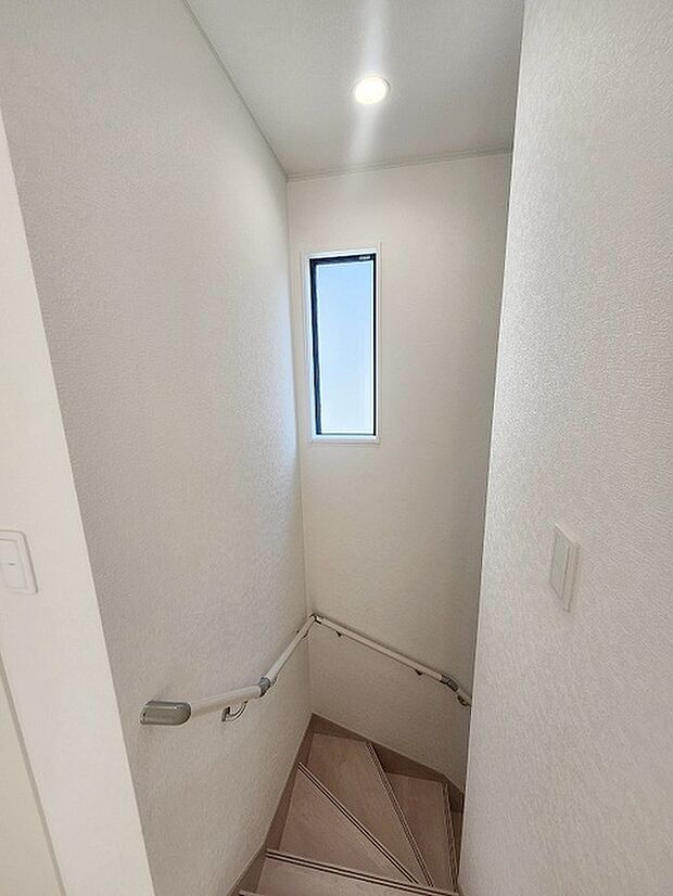 実際に室内をご見学頂くと生活のイメージが広がると思います。家具を置いたイメージや窓からの景色など。周辺で販売に出している物件も一緒にまとめてご見学頂き、比較する事もできます。