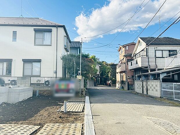 安心して暮らすことのできる住宅街。　住宅地の道路は一般に交通量が少なく車などの騒音が少ないため、住民にとって静かな生活環境が提供されます。 