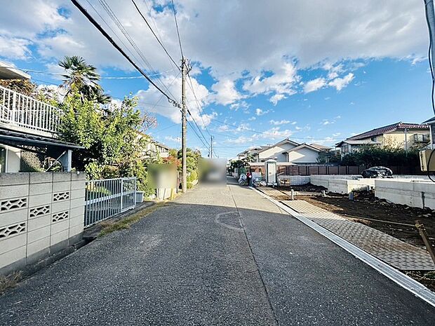 周辺は住宅が建ち並ぶ閑静な住宅街です。 