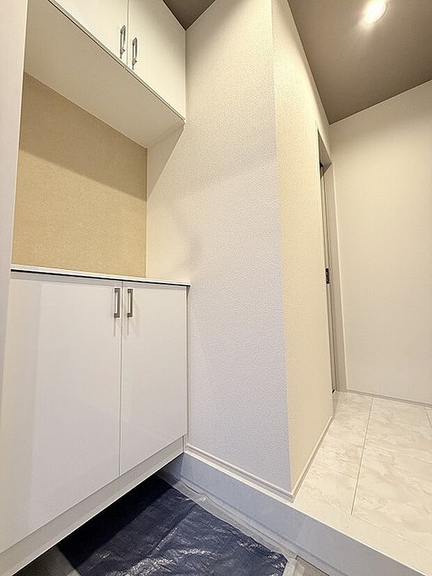 玄関は家の第一印象を左右する重要な場所。ほどよい広さとスタイリッシュな色遣いが印象的です。 