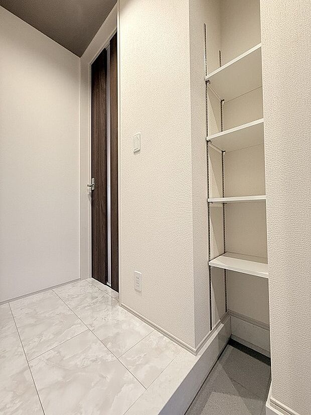 玄関は家の第一印象を左右する重要な場所。ほどよい広さとスタイリッシュな色遣いが印象的です。