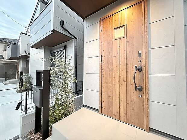 玄関は家の第一印象を左右する重要な場所。ほどよい広さとスタイリッシュな色遣いが印象的です。 