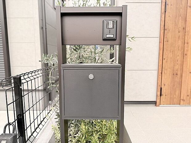 玄関は家の第一印象を左右する重要な場所。ほどよい広さとスタイリッシュな色遣いが印象的です。 