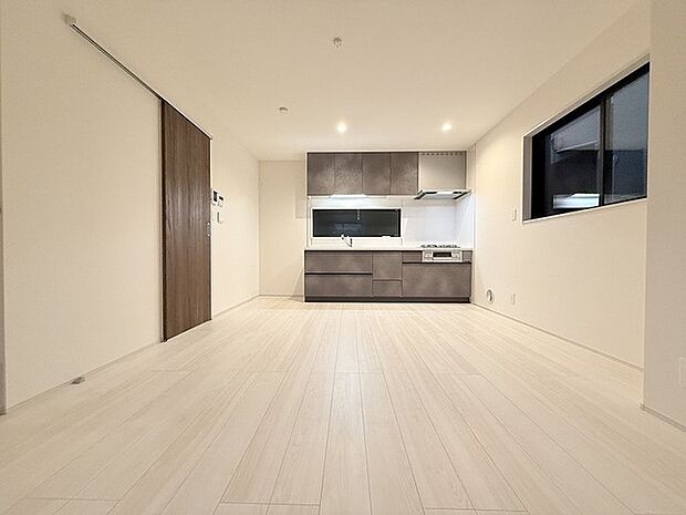 家族が食事するダイニングスペースをキッチンから見渡せる設計に。お料理をしながら家族とのコミュニケーションが増えそうな予感。